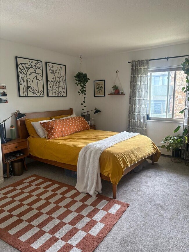 Foto del edificio - 2 Bedroom Condo for Rent at Remington Post.