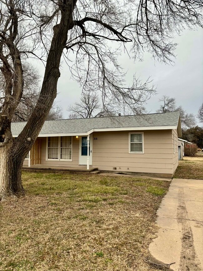 Building Photo - 316 E 2nd St