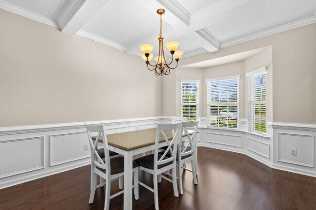 Building Photo - Large home only 10 minutes from Fort Stewart