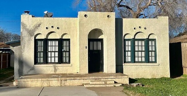Building Photo - Wow! Updated, Spacious 2/1 with All Applia...