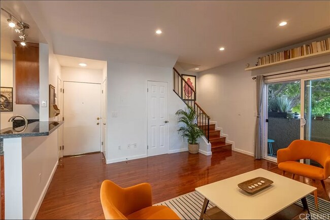 Entrada/sala de estar. De izquierda a derecha están la cocina, el armario, la puerta principal, la lavandería, el armario. - 1554 N Hobart Blvd