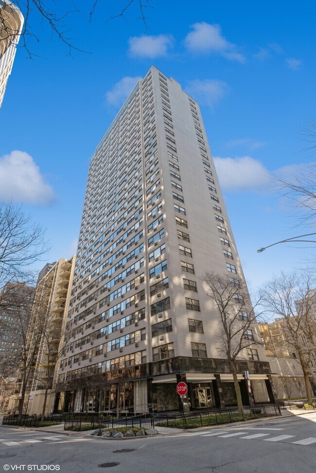 Foto del edificio - 1445 N State Pkwy