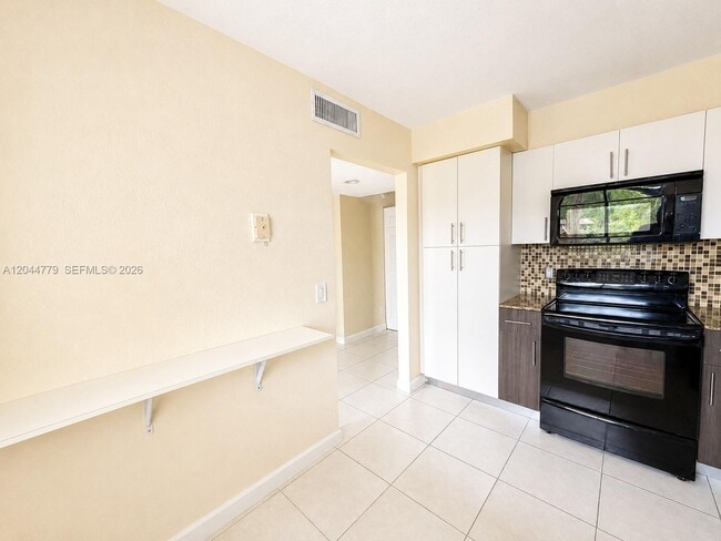 Building Photo - 405 Lakeview Dr