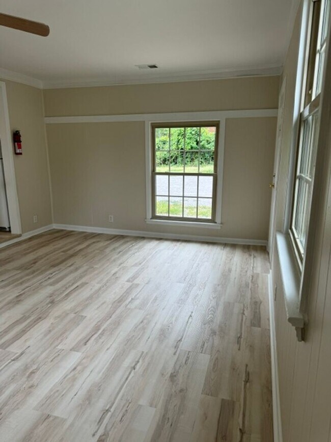 Foto del edificio - 2323 Sweetwood Rd