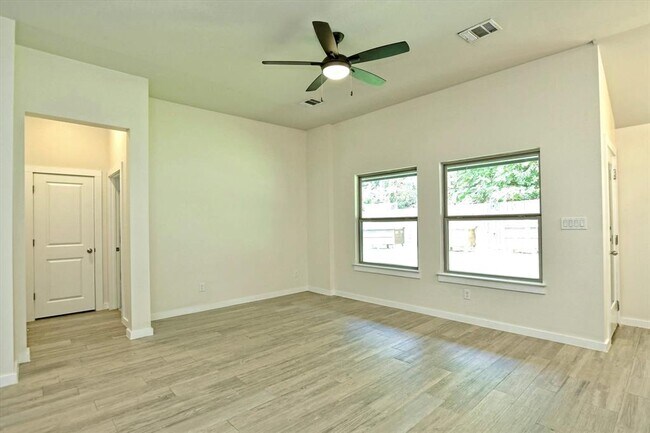 Foto del edificio - 10620 W Lakeview Dr