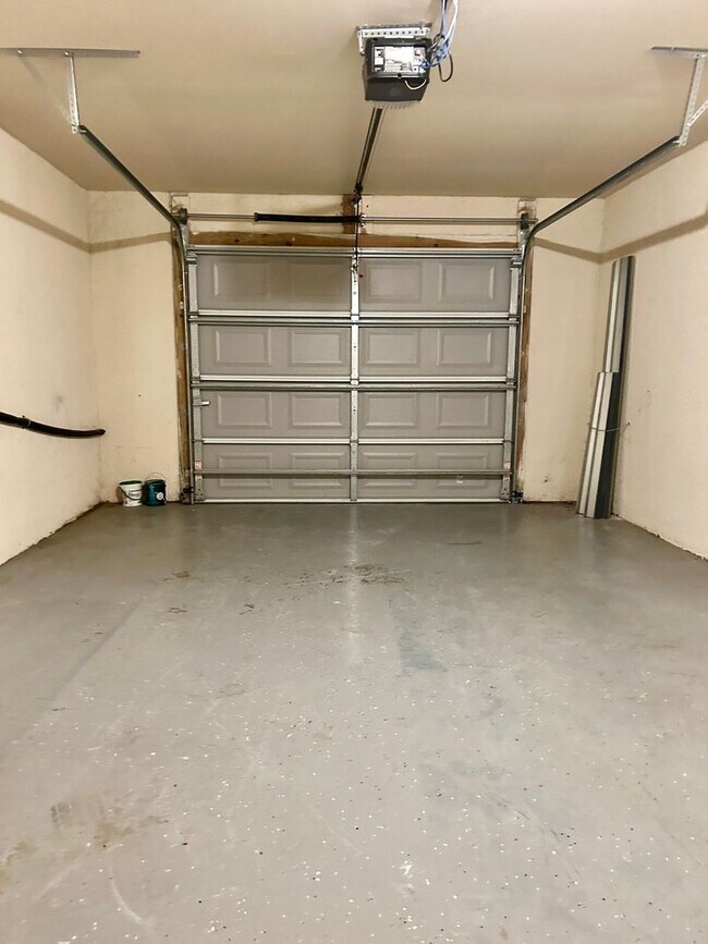 Building Photo - 3BR/2BA  Duplex with Garage | Pet Friendly (small only)| Cape Coral