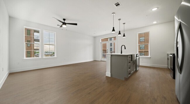 Building Photo - Live the Austin Dream: Modern 2BR Apartment!