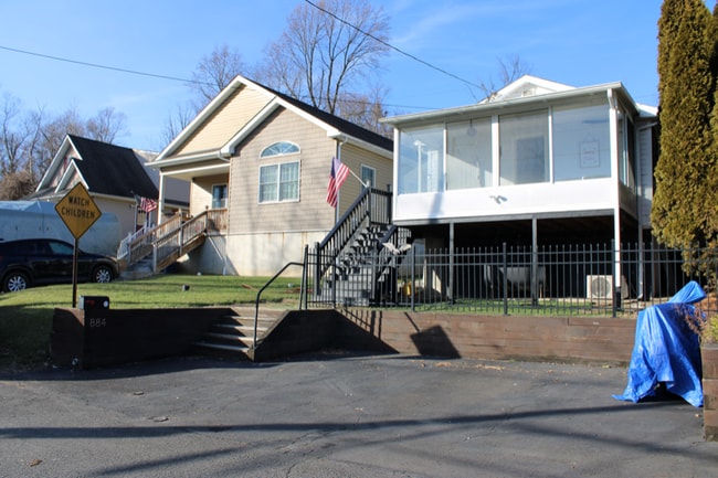 Building Photo - 884 Parker St