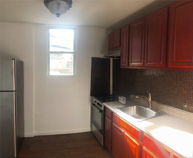 Foto del edificio - 446 Knickerbocker Ave