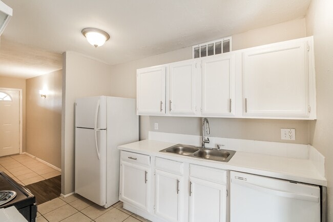 Building Photo - 5011 Ridge Manor Dr