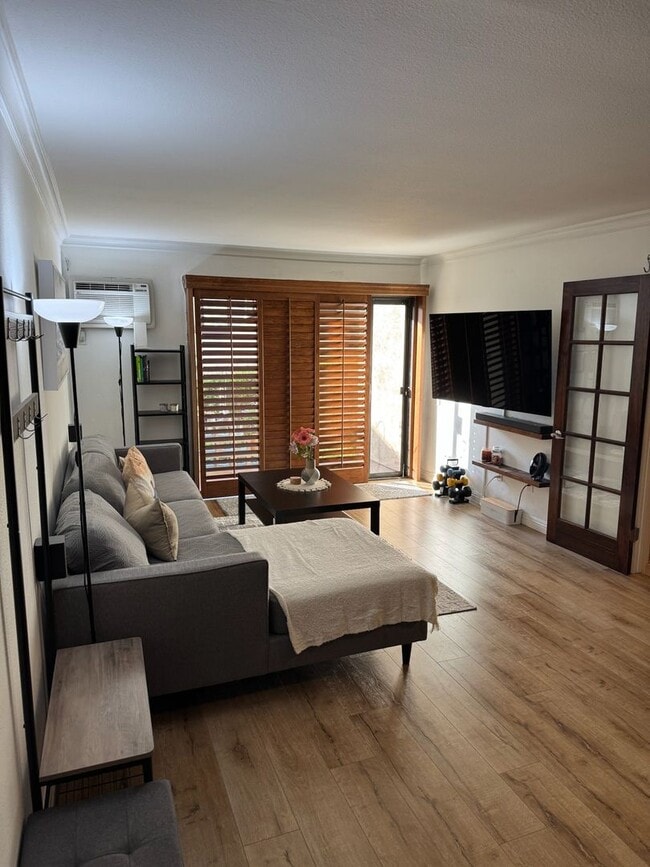 Building Photo - Spacious 1 bedroom condo centrally located...