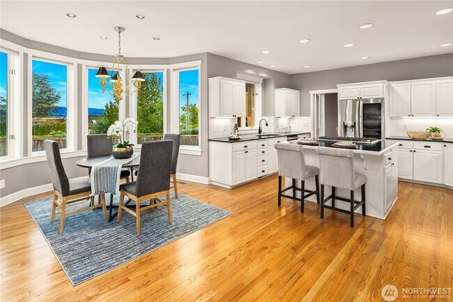 Foto del edificio - Beautiful Bellevue home with a View!