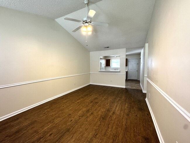 Building Photo - Adorable Duplex- Fenced Yard!