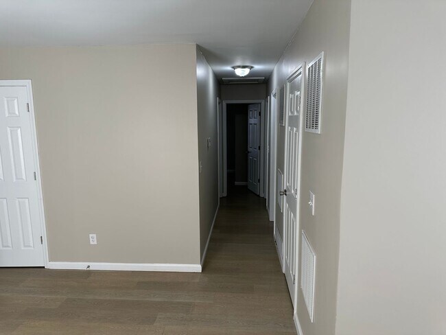 Foto del edificio - 3 bed 1 bath home located, recently update...