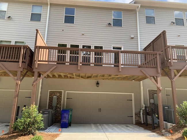 Building Photo - 1344 N Cliff Valley Way NE