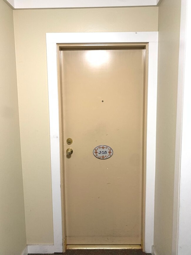 Foto del edificio - Top Floor Unit - Balcony - Elevator Access - Community Pool & Tennis Court