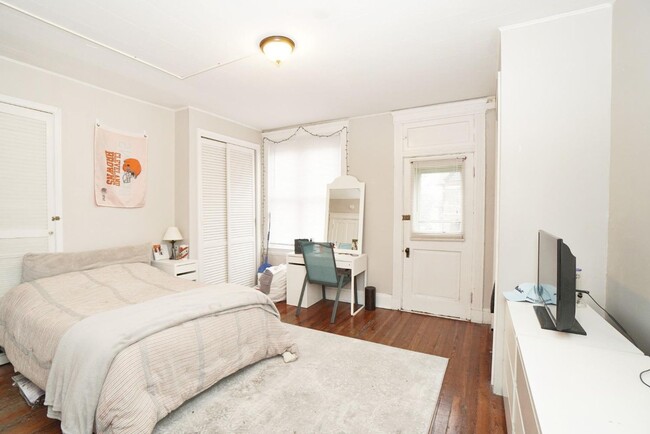 Photo - 5 Bedroom/ 2 Bathroom on Fairview Mins. from UC Campus Only $695/pp ($3475/mo)! House