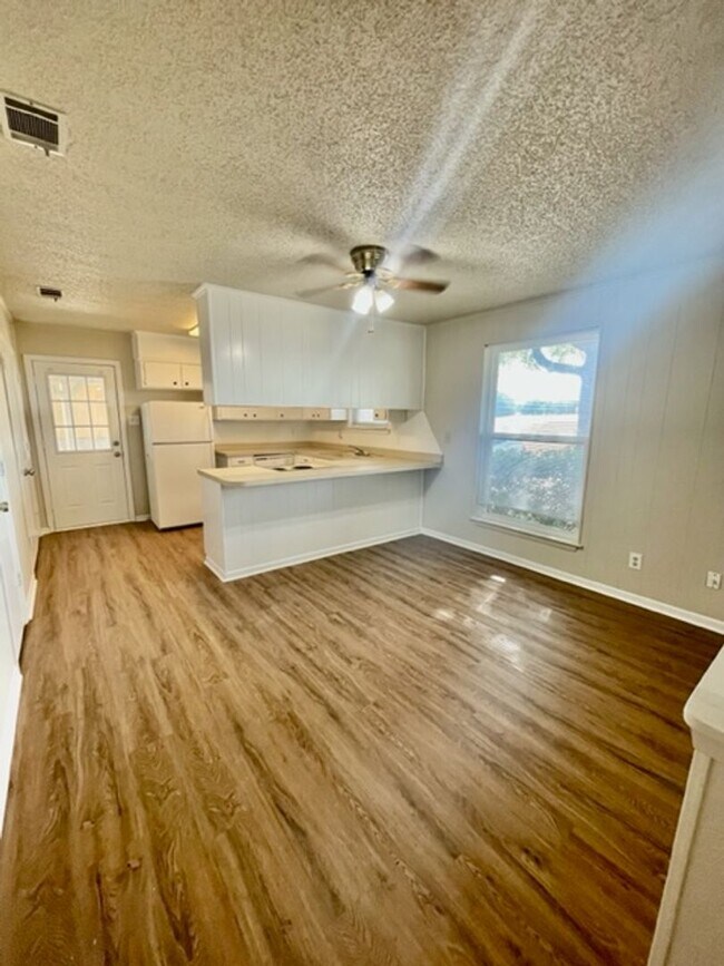 Building Photo - 208 Karem Cir