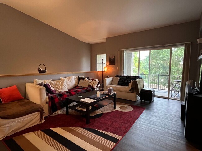 Building Photo - Beautiful 3 Bed/2 Bath Top Floor Condo in ...