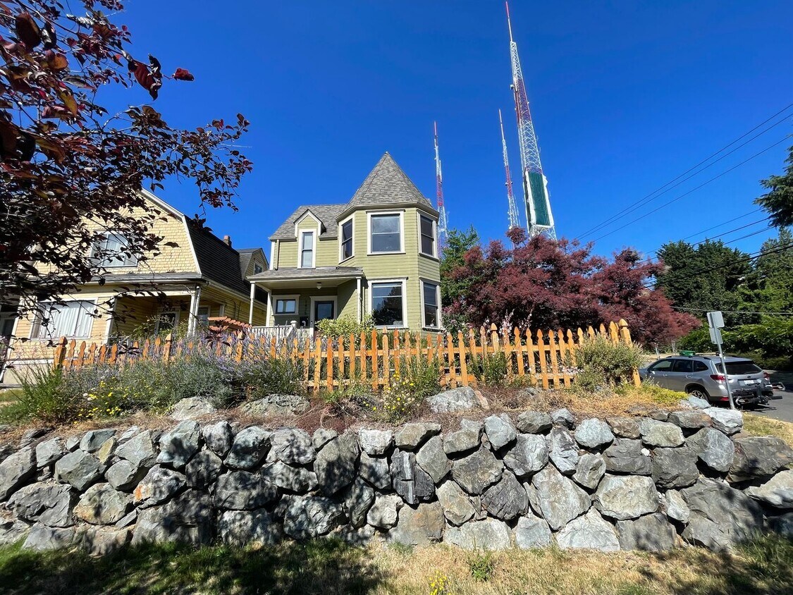 Foto principal - Charming 2 Bed / 1.5 Bath Victorian with G...