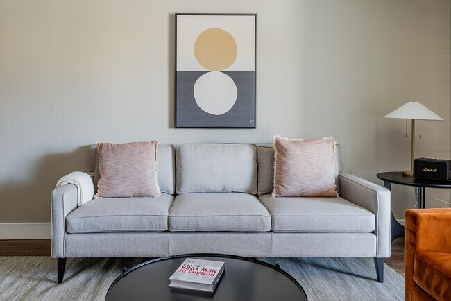 Foto del edificio - 950 E Hillsdale Blvd