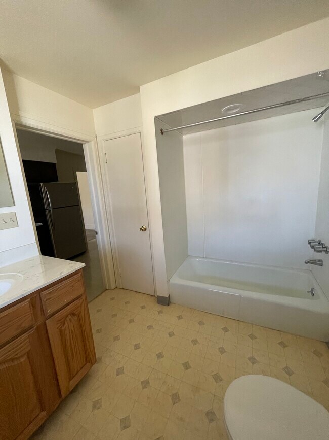 Large bathroom - 194 Krone Pl