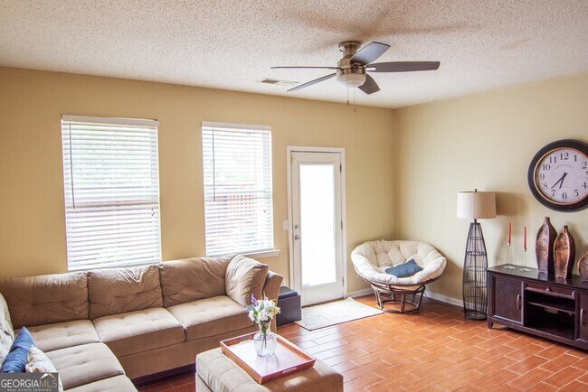 Foto del edificio - 1828 Bayrose Cir
