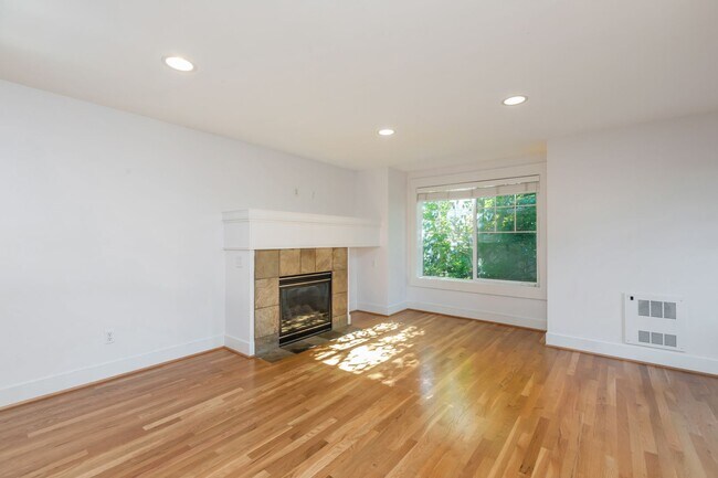 Building Photo - Charming 3 Bed Townhouse in Seattle