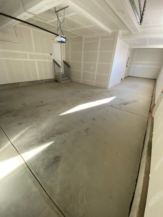 Building Photo - 927 Ponderosa Dr