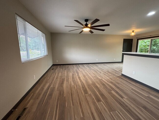 Foto del edificio - 4 Bed, 3 Bath Home Available Now!  MileSto...