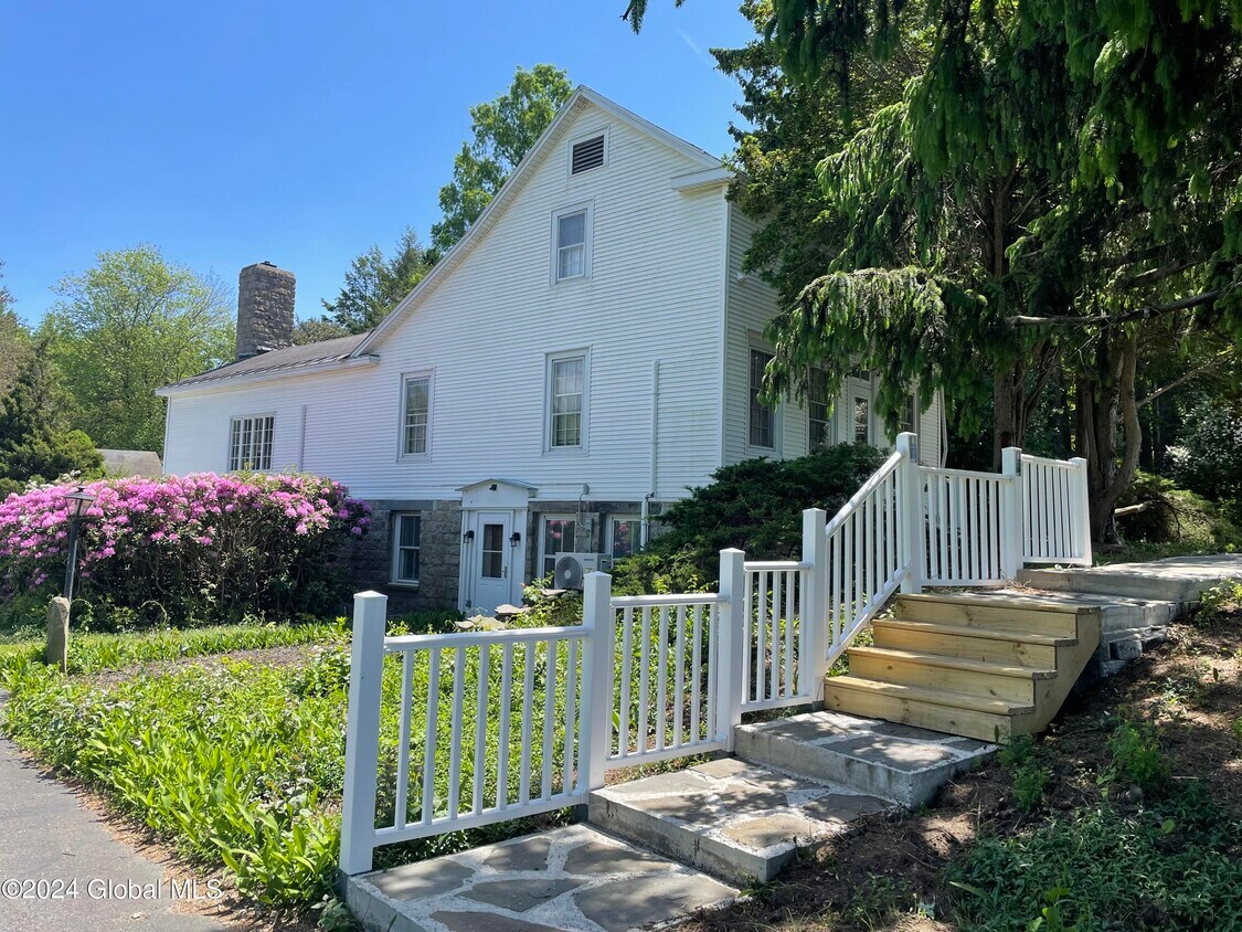 496 Rte 9W, Glenmont, NY 12077 House Rental in Glenmont, NY