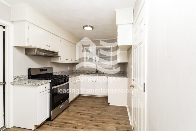 Building Photo - 2640 Greenfield Ave