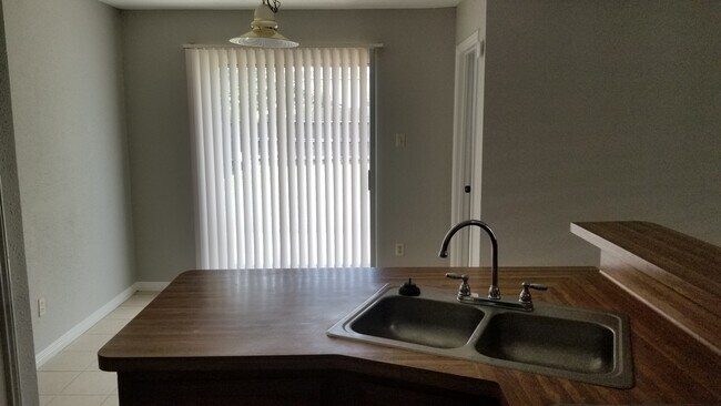 Building Photo - Spacious 3 Bed 2 Bath Home Well Maintained!