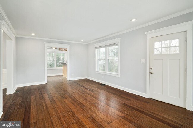 Building Photo - 614 Maple Ave