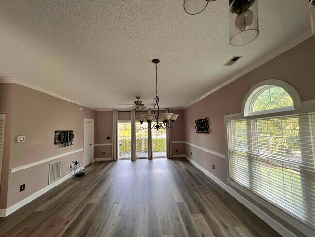 Foto del edificio - 670 Riverwalk Dr