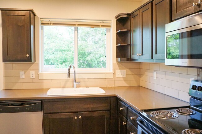 Foto del edificio - Contemporary Top-Floor Corner 2 Bedroom w/...
