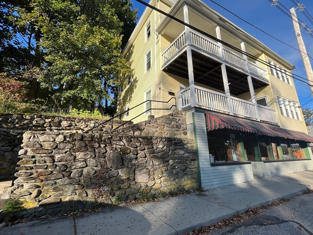 33 Crystal St Unit 3, Southbridge, MA 01550 Room for Rent in