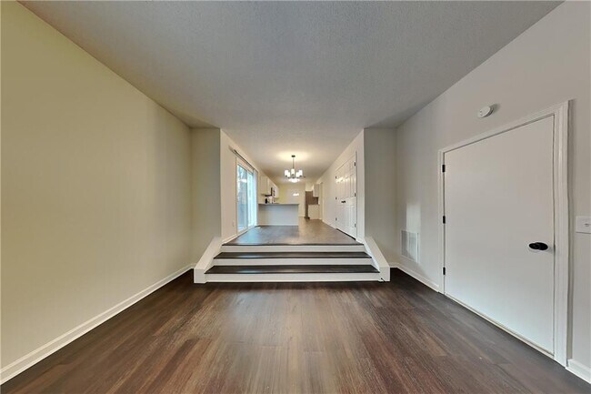 Foto del edificio - 7045 Treeline Dr