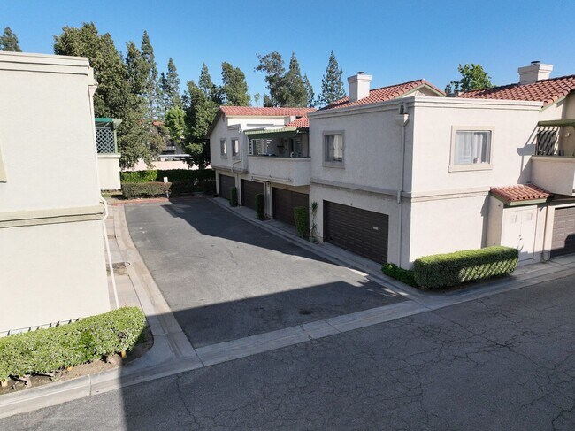 Foto del edificio - "Meadow Wood Village" Two-Story Condominium Now Available for Lease!