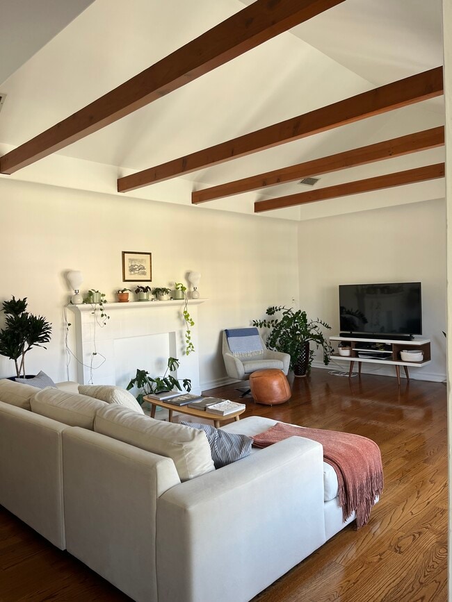 Building Photo - 1413 S Beverly Glen Blvd