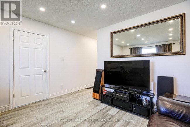 Building Photo - 71 Adis Ave