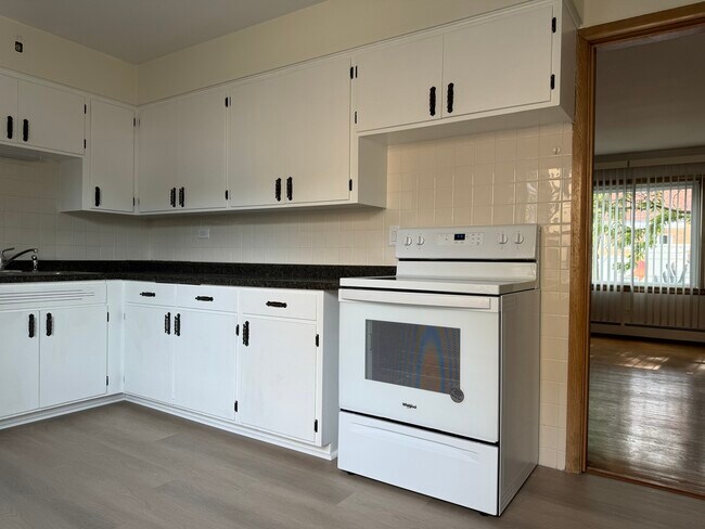 Building Photo - 4762 N Lotus Ave