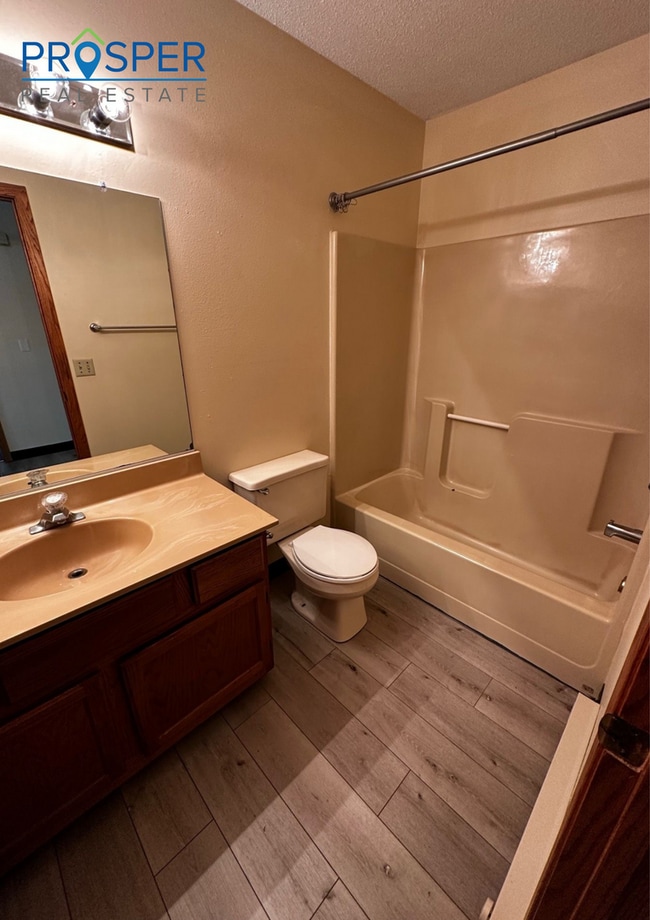Building Photo - 3 Bedroom Unit Located Near Oakwood Mall