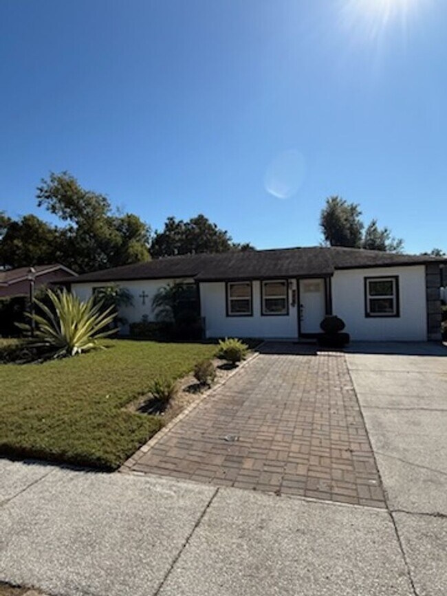 Building Photo - Beautiful 3BR 2BA Home w/ Fenced Yard in Tampa