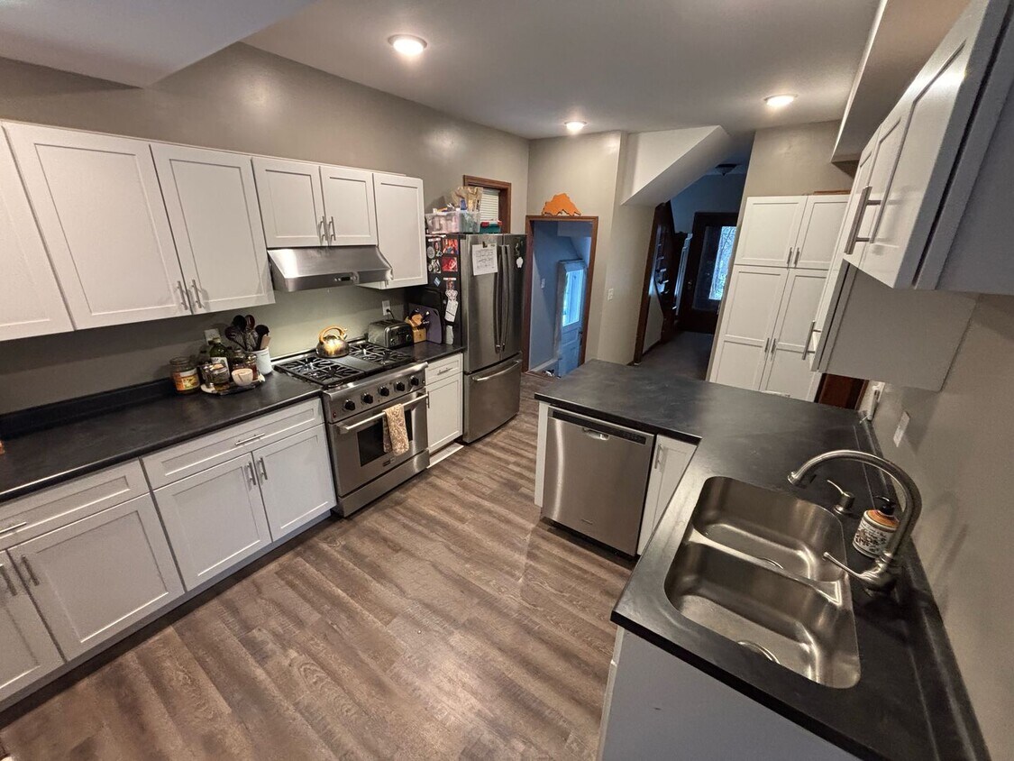 Foto principal - Duluth MN - Single Family Home - 4 Bed - 2...