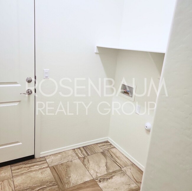 Building Photo - Gorgeous 3-bedrooms, 2-baths home tucked a...