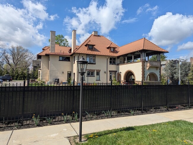Building Photo - 225 W Pastorius St