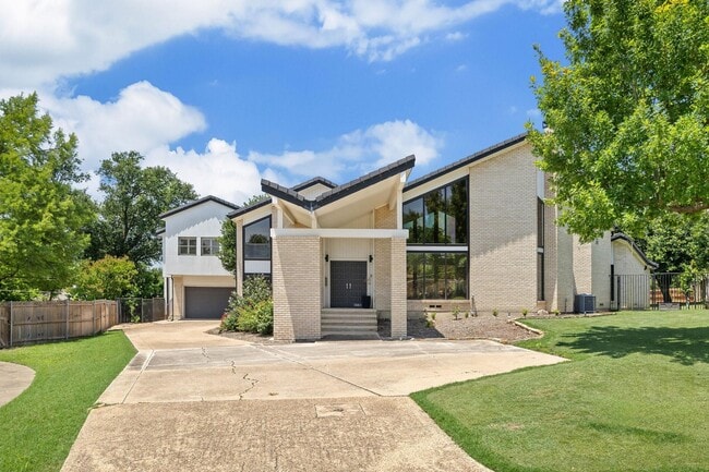 Building Photo - 10811 Royal Park Dr