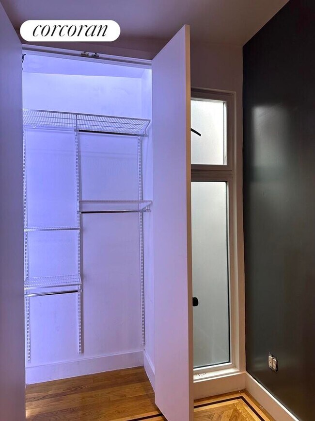 Foto del edificio - 324 W 47th St