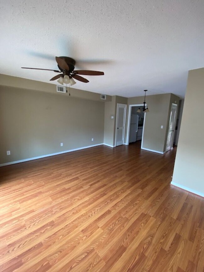 Building Photo - 2 bedroom 1.5 bath  The Cloister Condominium